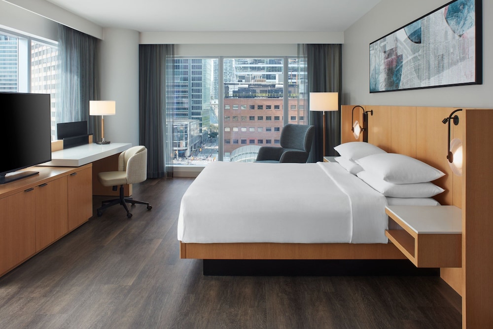 Luxury Suite, 1 King Bed with Sofa bed, Tower (View)