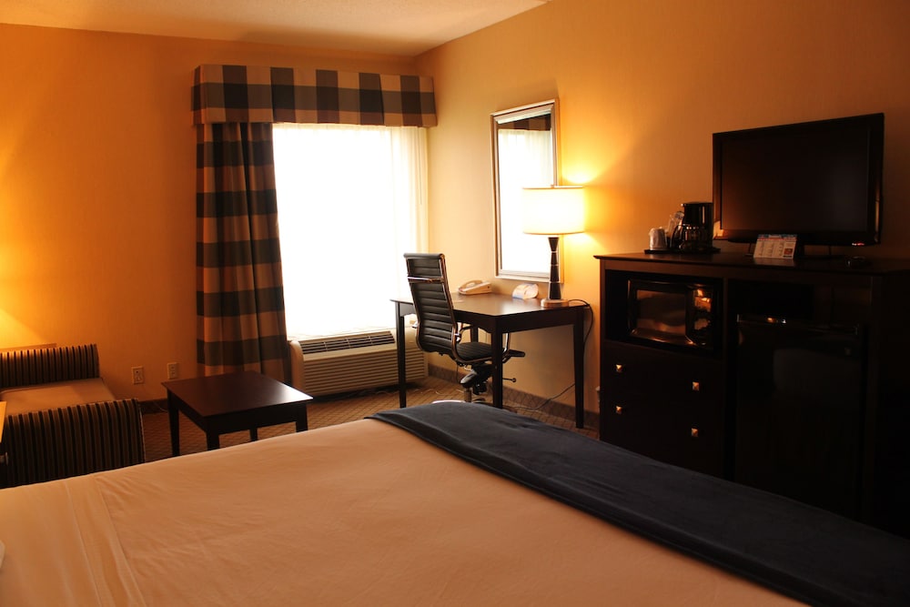 Suite, 1 King Bed - Photo 2