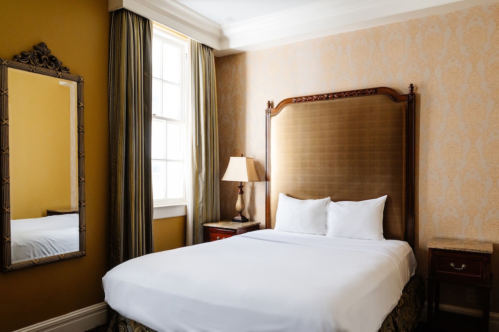 Queen Room (24/7 Front Desk) - Photo 1