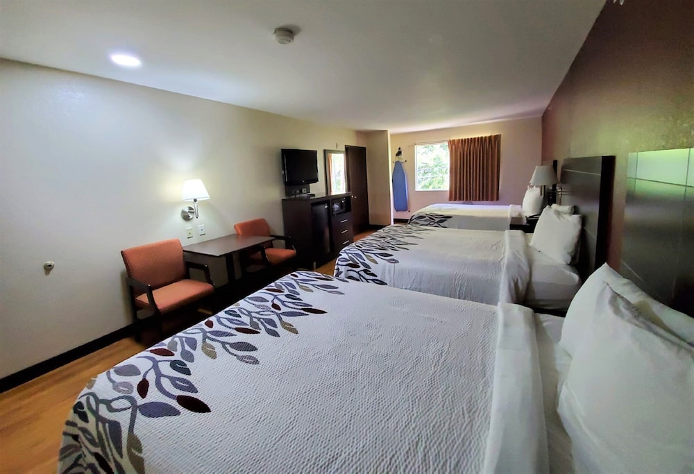 Deluxe Room, Non Smoking (3 Queen Beds) - Photo 4