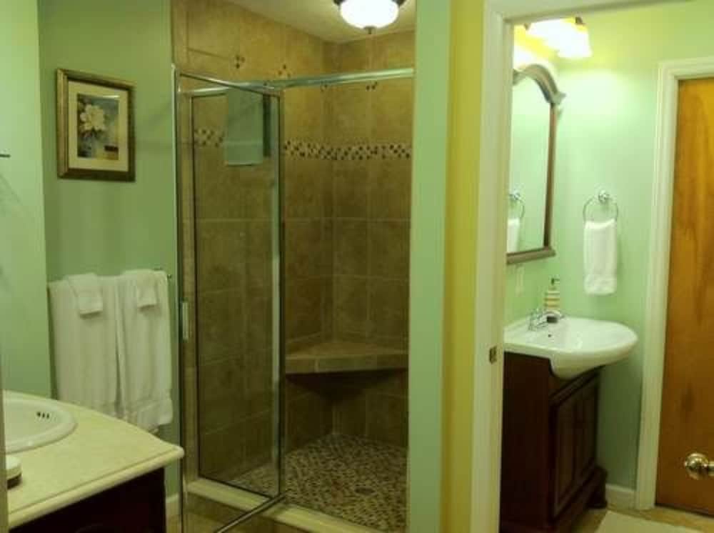 Room, Private Bathroom (Pineneedles Guest Room) photo 2