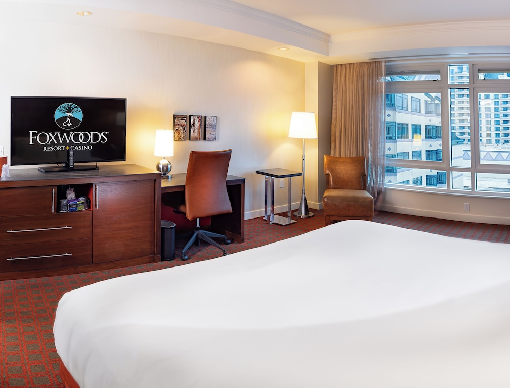 Deluxe Room, 1 King Bed photo 3