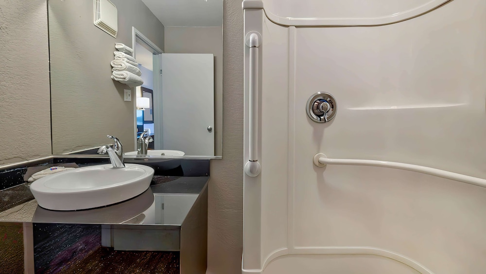 Deluxe Room, 1 Queen Bed, Non Smoking, Refrigerator & Microwave photo 2