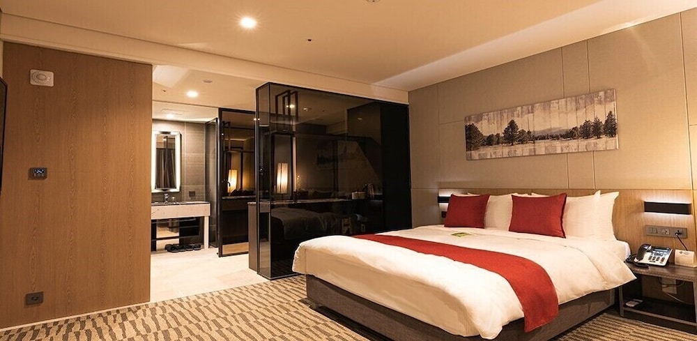 Junior Suite, 1 Double Bed, Non Smoking - Photo 1
