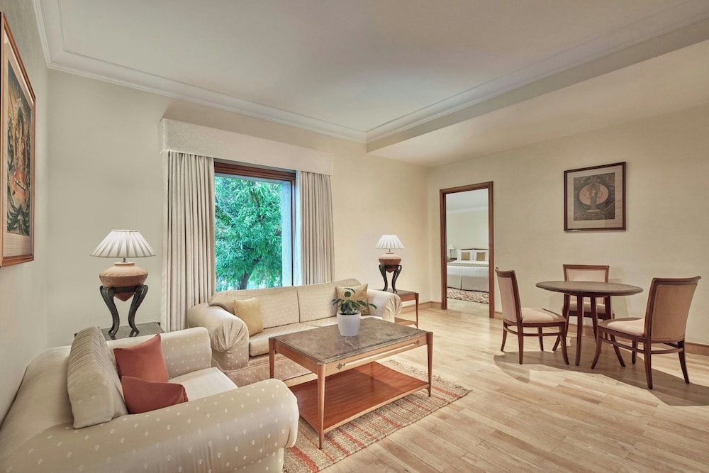 Classic Suite, 1 King Bed, Pool View photo 1