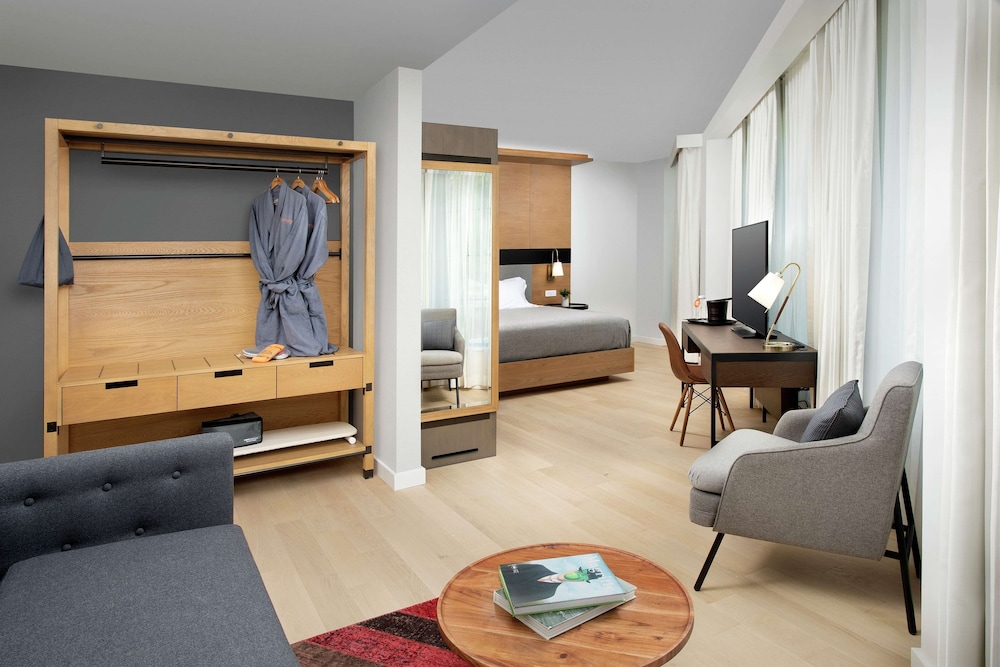 Studio, 1 King Bed - Photo 1