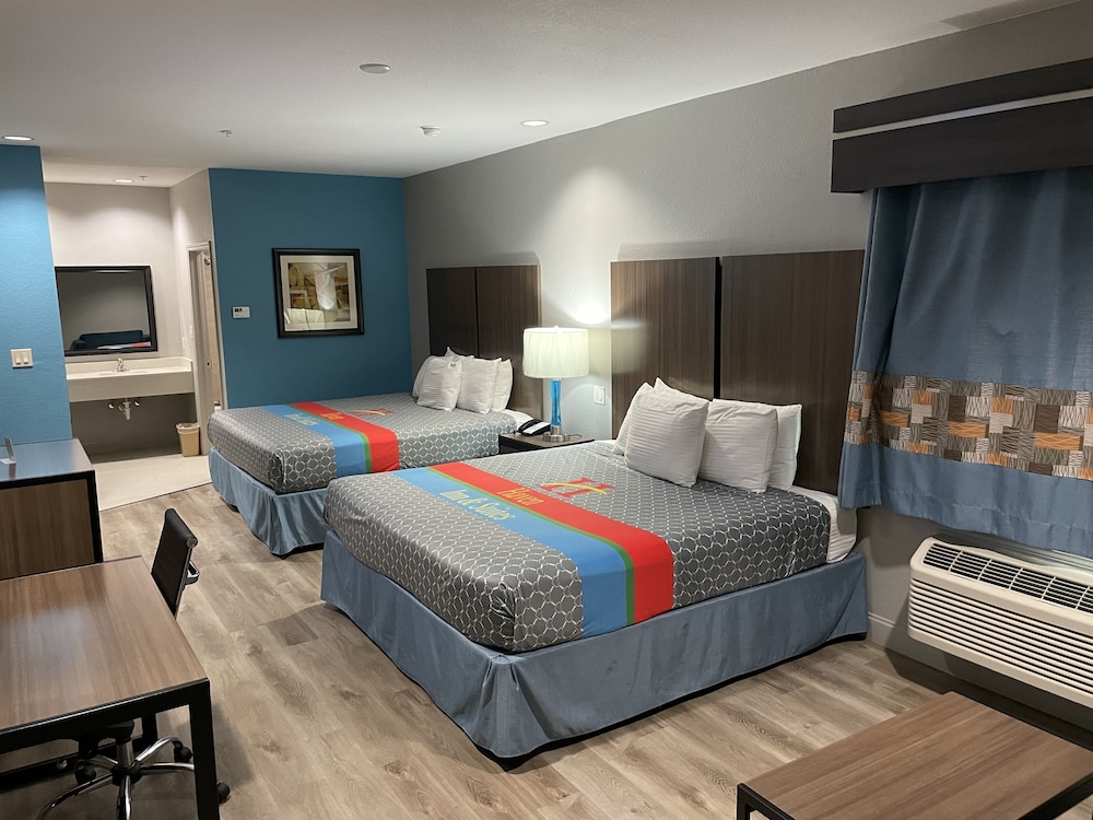 2 King Beds, Room, Refrigerator & Microwave