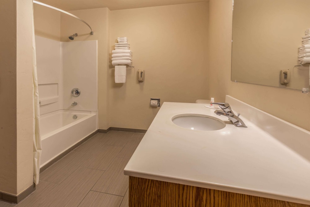Suite, 1 Queen Bed, Microwave - Photo 7