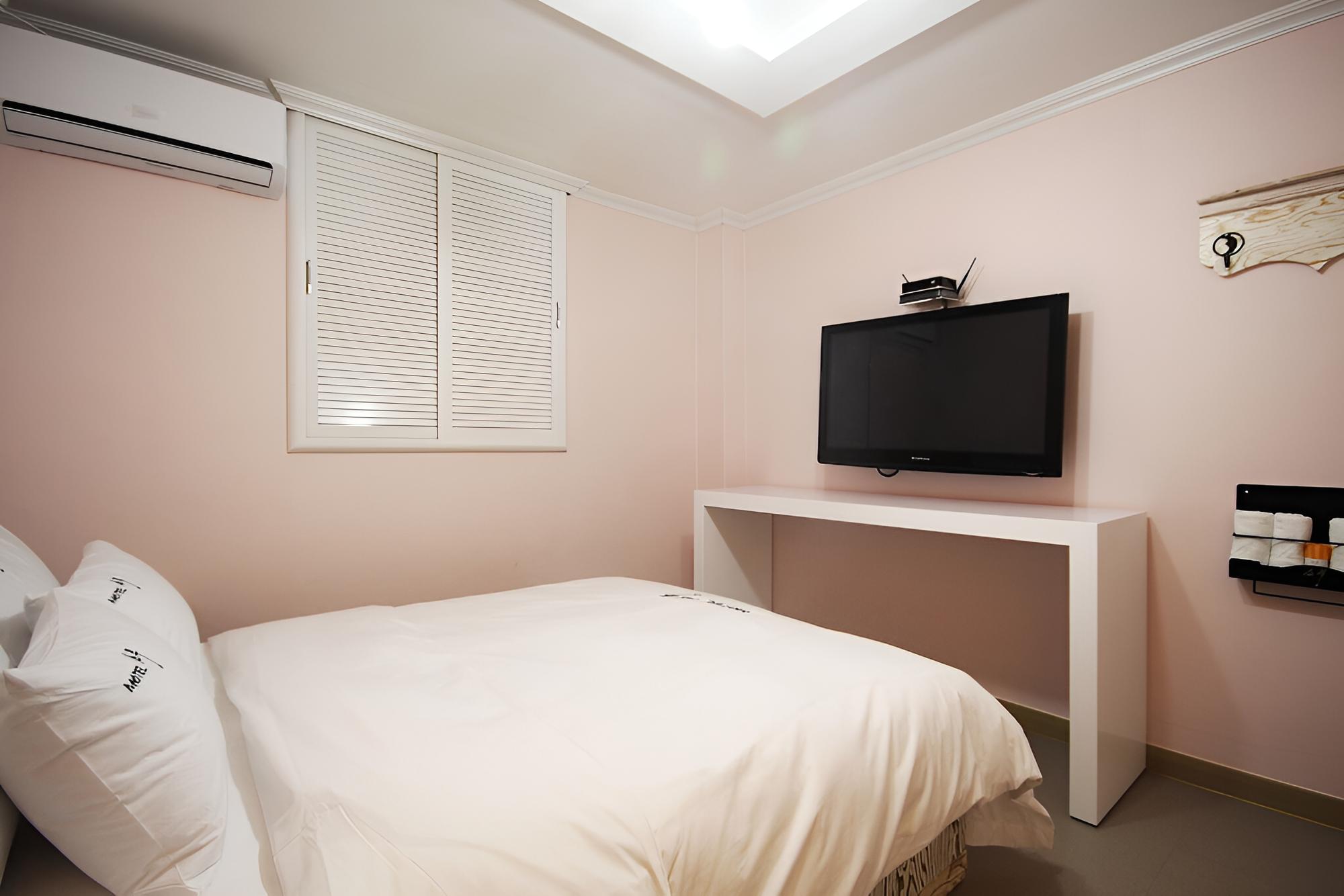 Room (Standard Room) - Photo 10