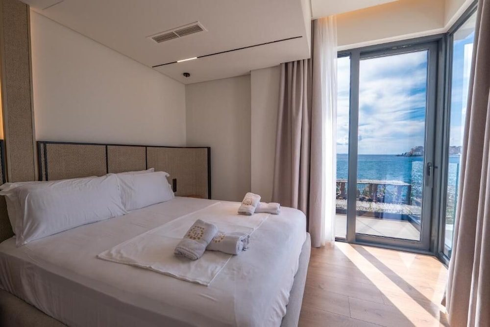 Suite, Sea View