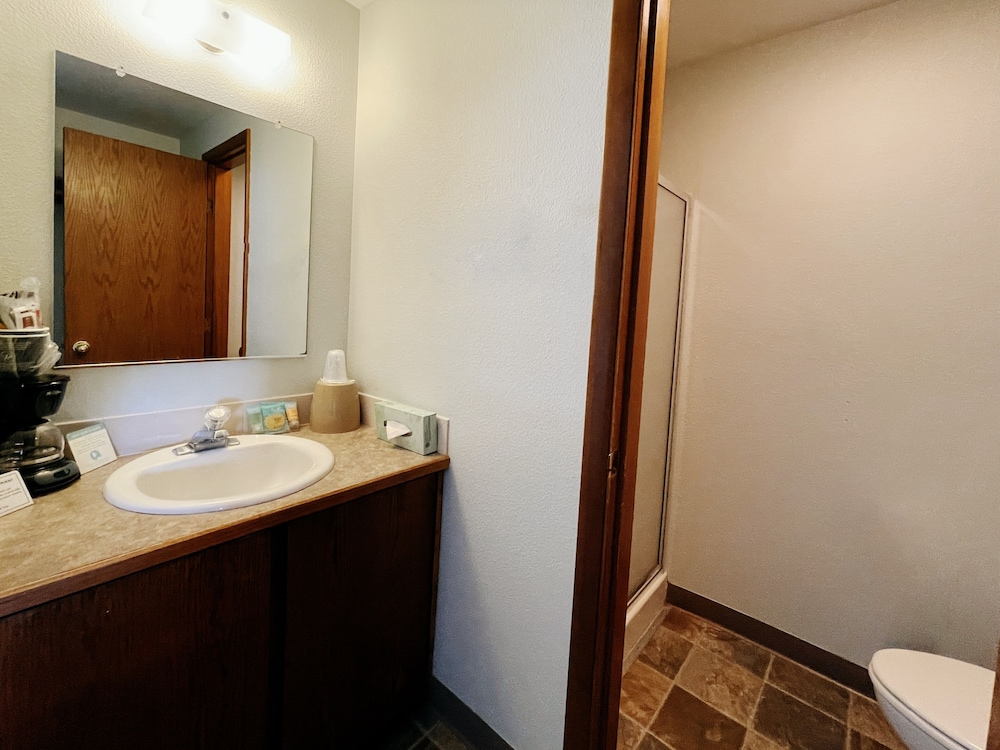 Standard Room, 1 King Bed, Fireplace (Second Floor w/ Balcony) photo 3