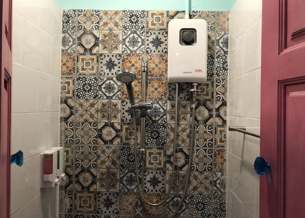 Bunk Bed Room with Shared Bathroom photo 3