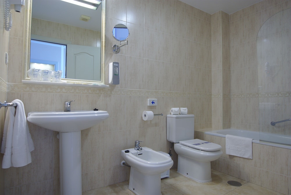 Double or Twin Room - Photo 6