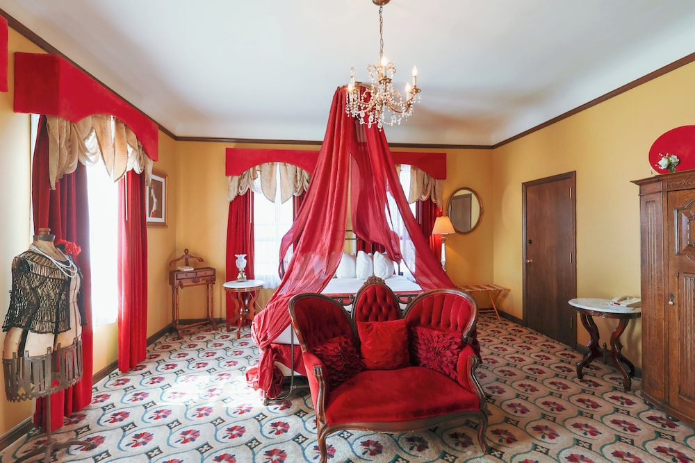Signature Suite, 1 King Bed (Lady in Red) photo 2