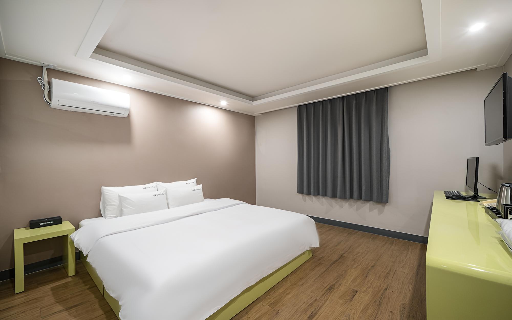 Room (VIP (Double)) - Photo 1