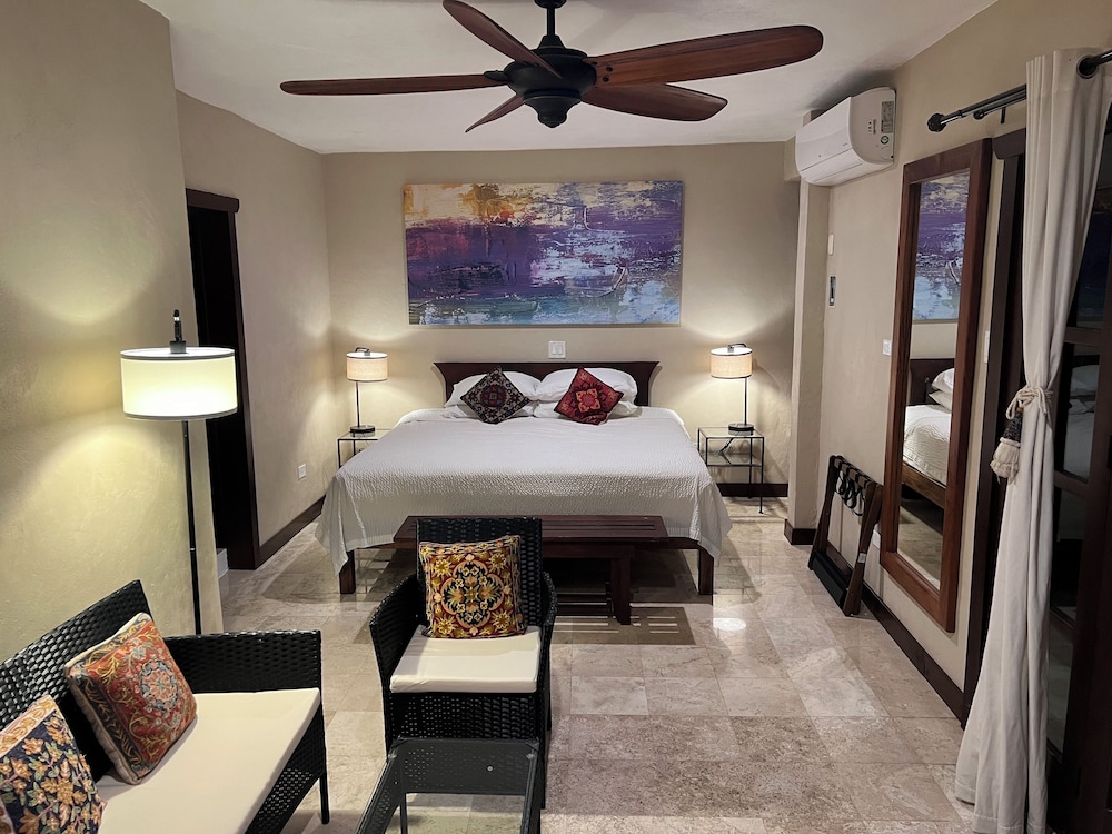 Comfort Room, 1 King Bed, Balcony photo 2
