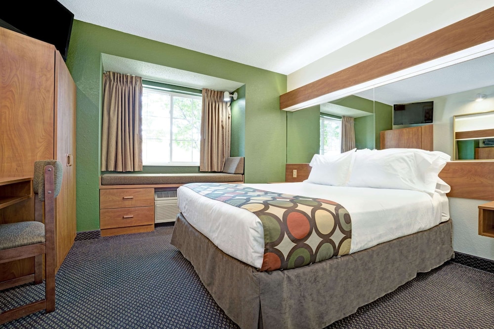 Standard Room, 1 Queen Bed - Photo 8