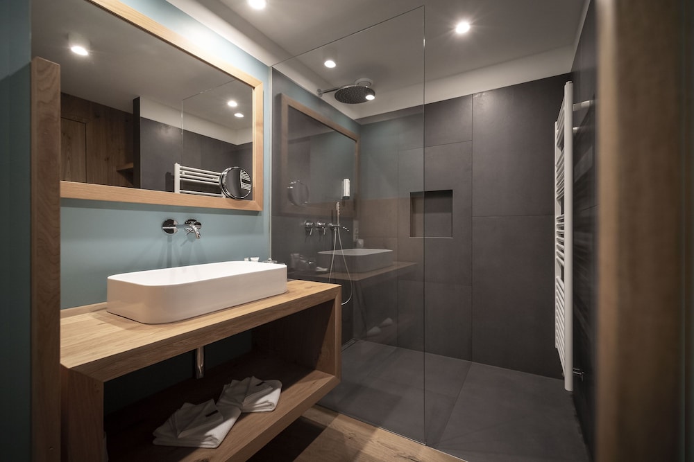 Exclusive Suite, 1 King Bed, Pool View, Garden Area photo 3