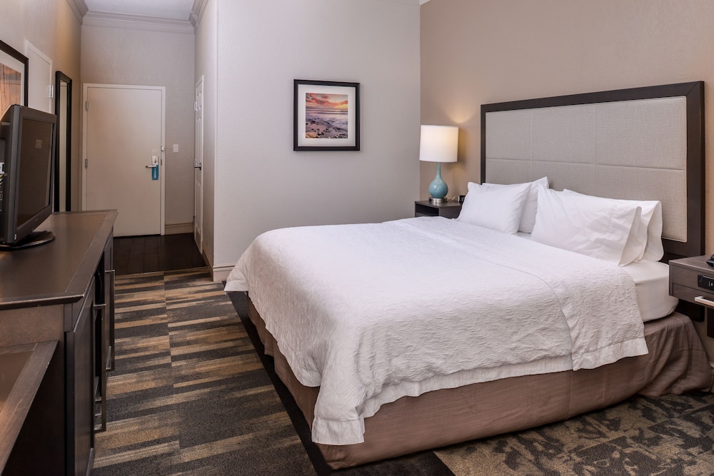 Standard Room, 1 King Bed, Non Smoking - Photo 6