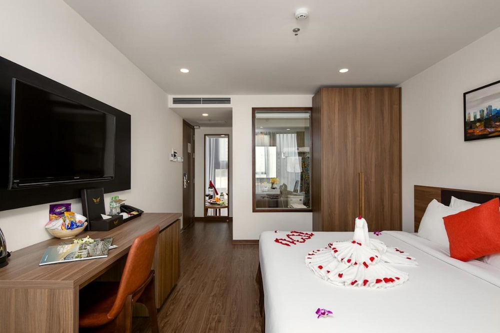 Suite with Bathtub - Photo 3