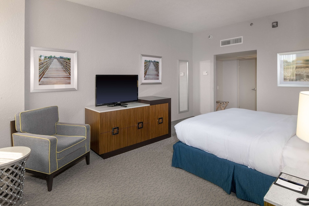 Room, 1 King, Accessible Tub, Balcony or Patio - Photo 6