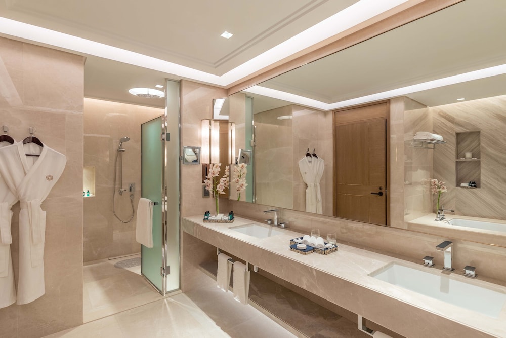 Luxury Suite Sea View King Bed with Sofa Bed and Club Lounge Access thumbnail 5