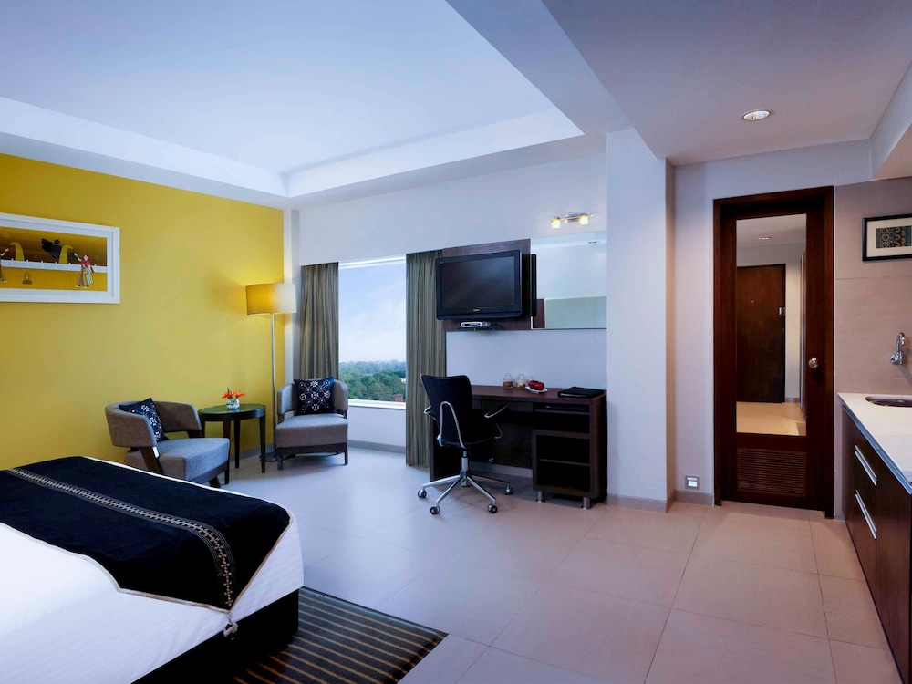 Executive Room, 1 King Bed - Photo 2
