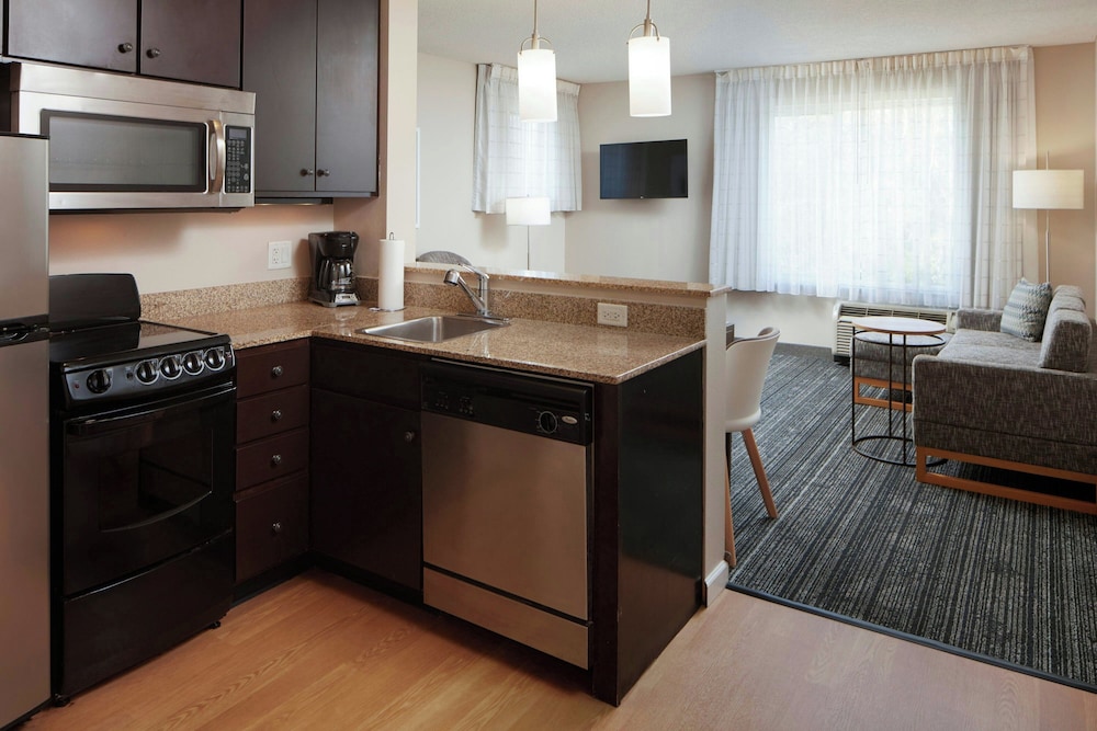 Suite, 2 Bedrooms (Mobility/Hearing Accessible, Tub) - Photo 2