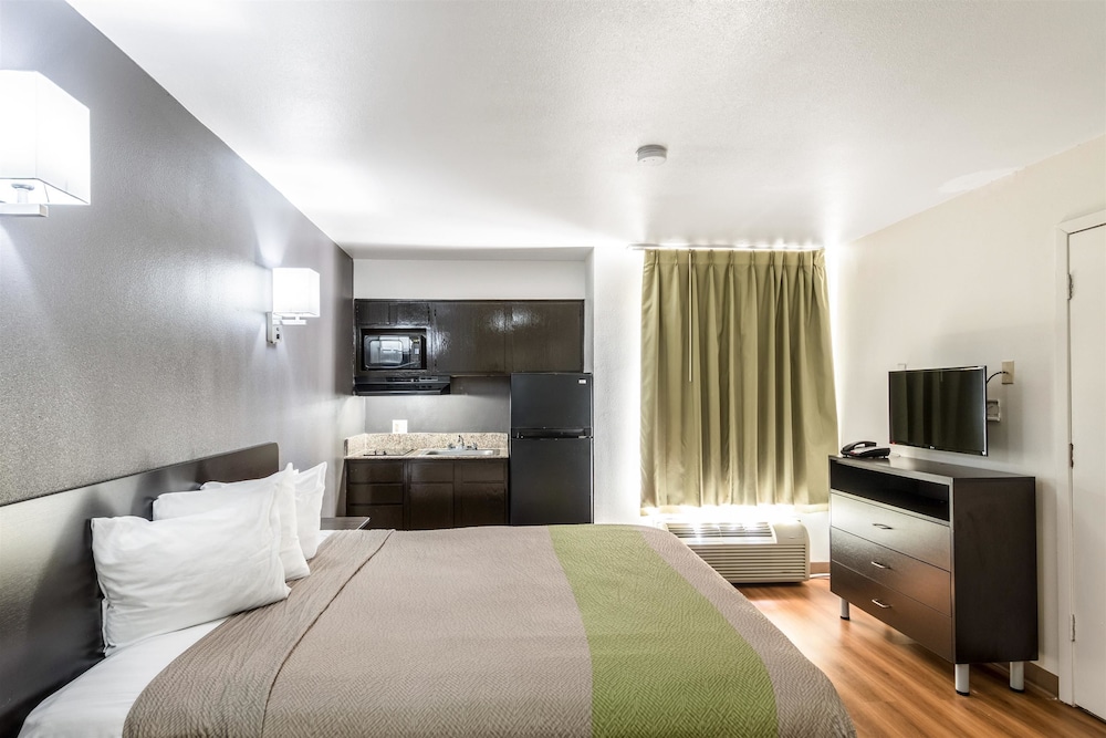 Deluxe Suite, 1 King Bed, Non Smoking, Kitchenette - Photo 7