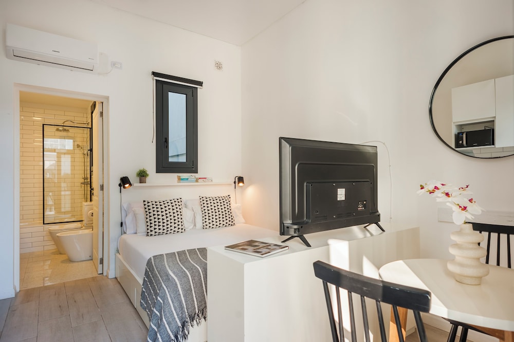 Deluxe Studio, Courtyard View