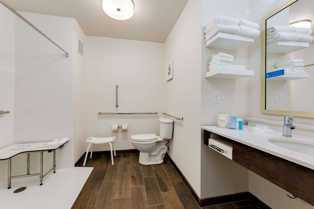 Room, 2 Double Beds, Accessible, Non Smoking (Mobility & Hearing, Roll-in Shower) photo 2