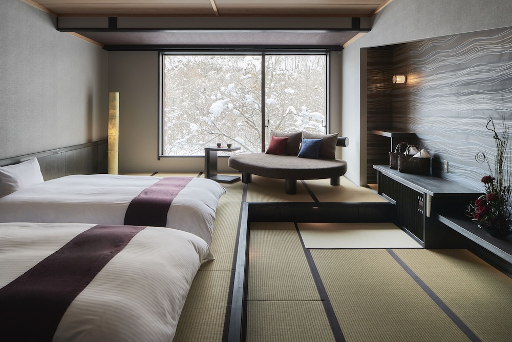 Mountain stream side Japanese-style room photo 2
