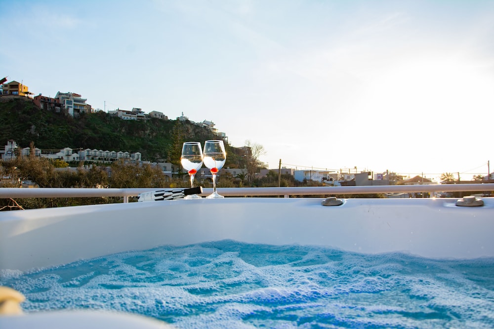 Deluxe Apartment, Jetted Tub, City View photo 3