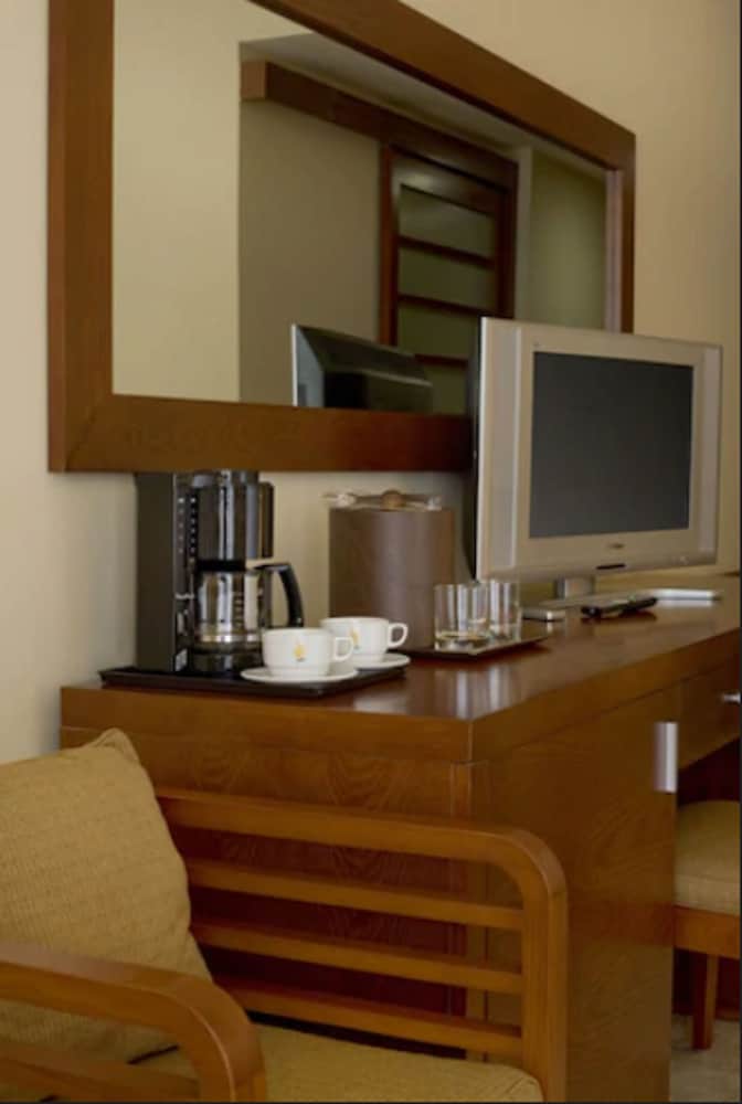 Suite with Bathtub and Outdoor Shower - Photo 6