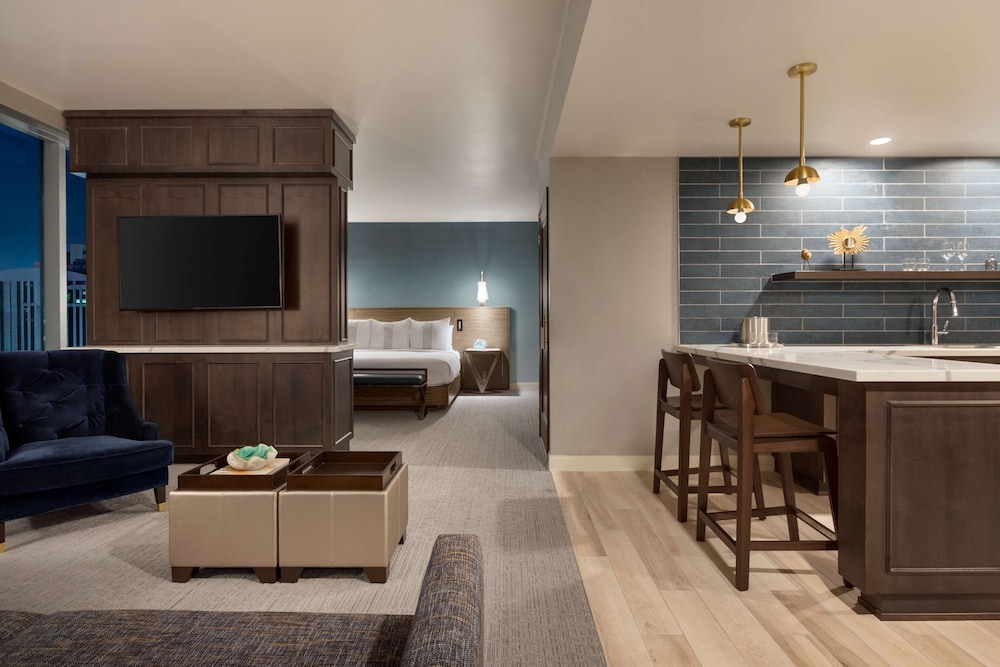 Junior Suite, 1 King Bed, City View