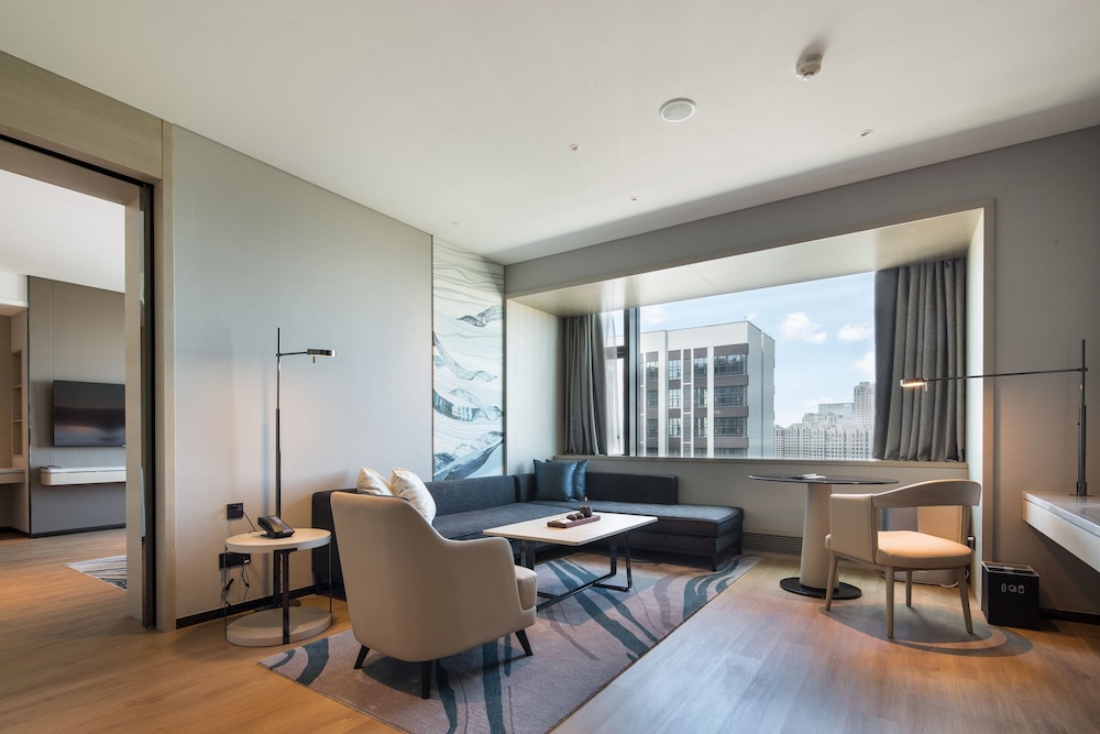 Deluxe Suite, 1 King Bed, City View photo 2