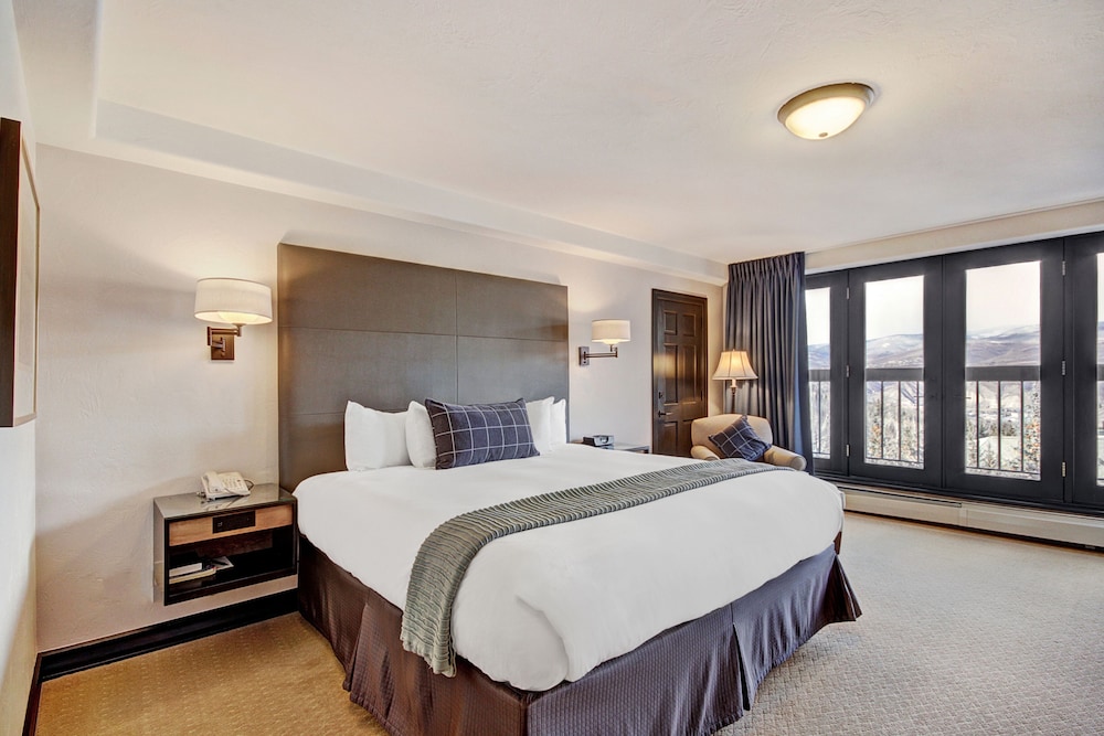 Room, 1 King Bed, Corner photo 2