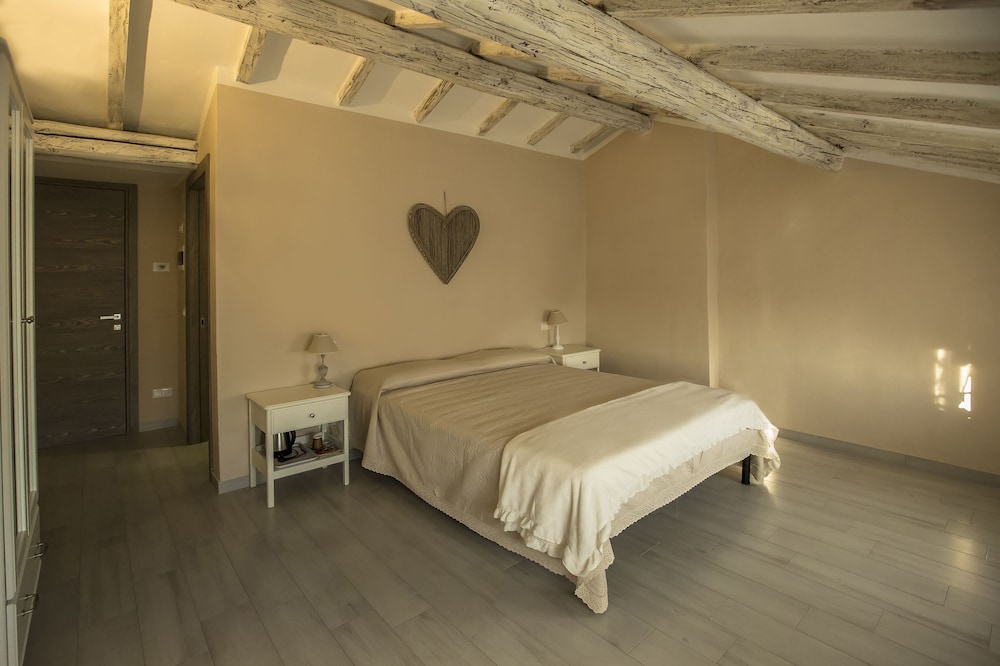 Romantic Double Room, 1 Queen Bed photo 3