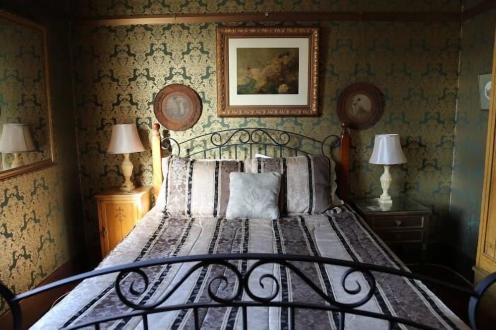 Standard Suite, 1 Bedroom, Non Smoking, Shared Bathroom (Room 2) photo 3