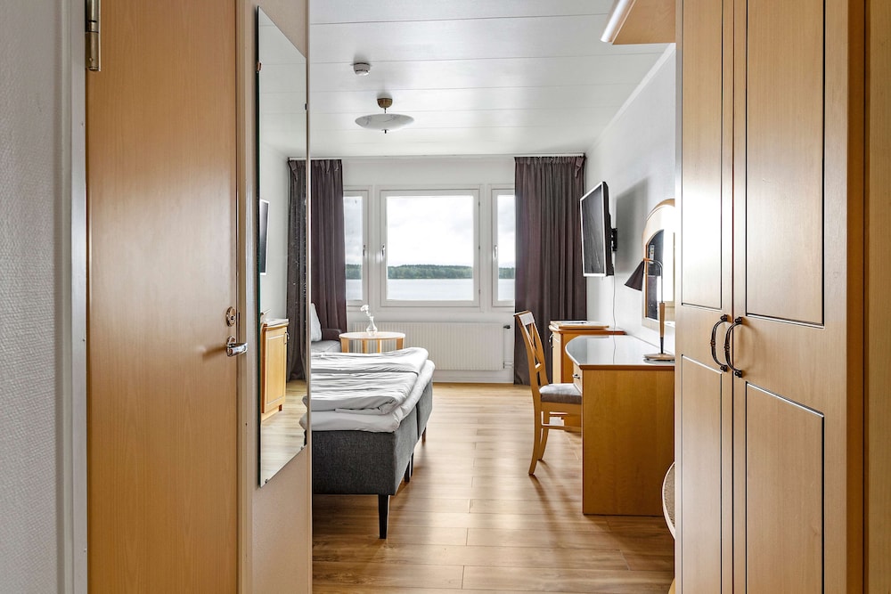 Standard Room, 1 King Bed, Non Smoking, Sea View photo 2