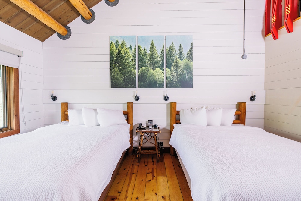 Lodge Loft Room,3 Queen Beds, Forest View photo 2