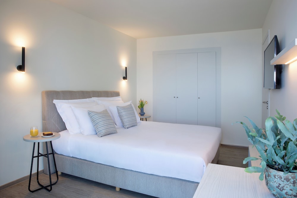 Family Room, 1 Bedroom, Pool View - Photo 7