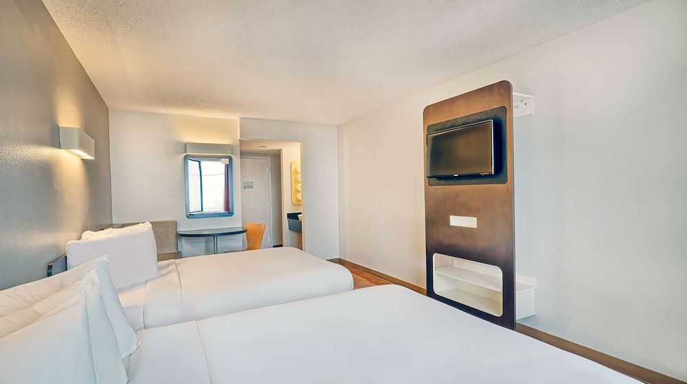Standard Room, 2 Double Beds, Accessible, Non Smoking photo 2