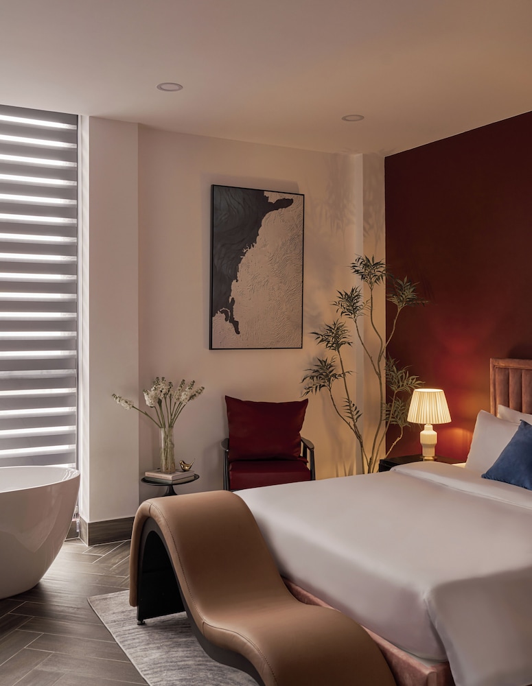 Executive Suite With Bathtub
