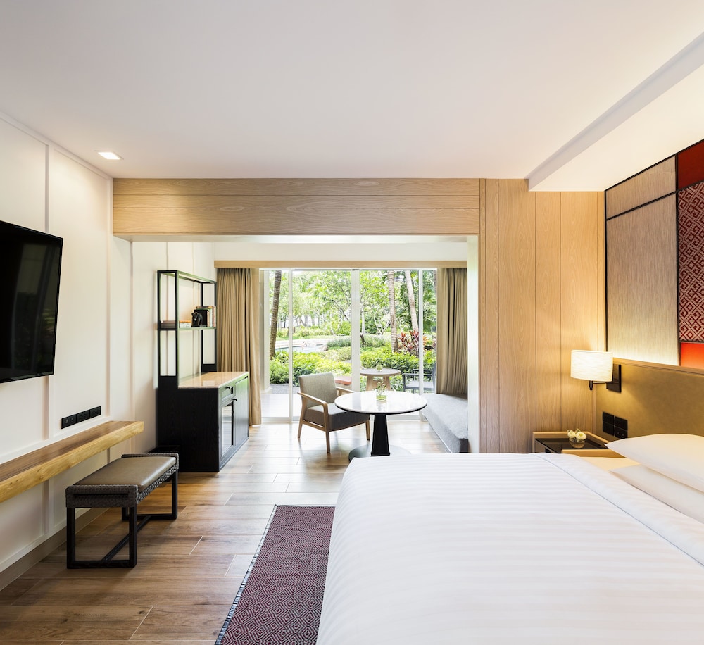 Room, Pool Access (1 King Bed) - Photo 4
