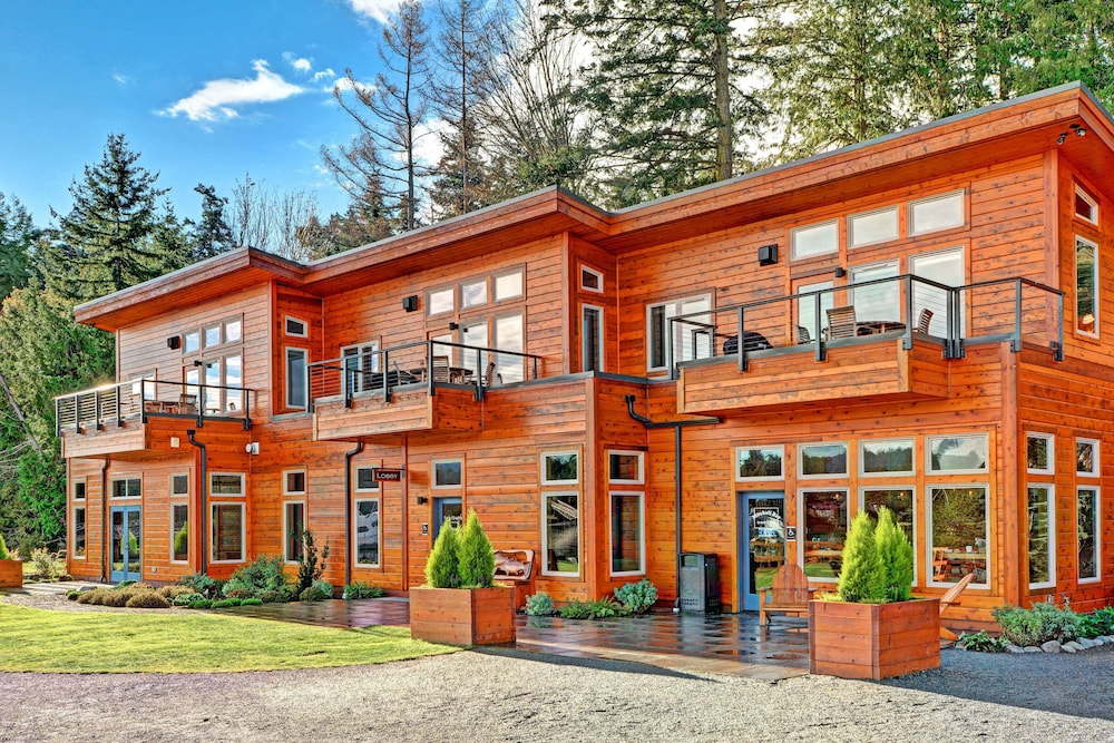 Luxury 1 Bedroom Suite, Queen Bed, Waterfront, View Deck