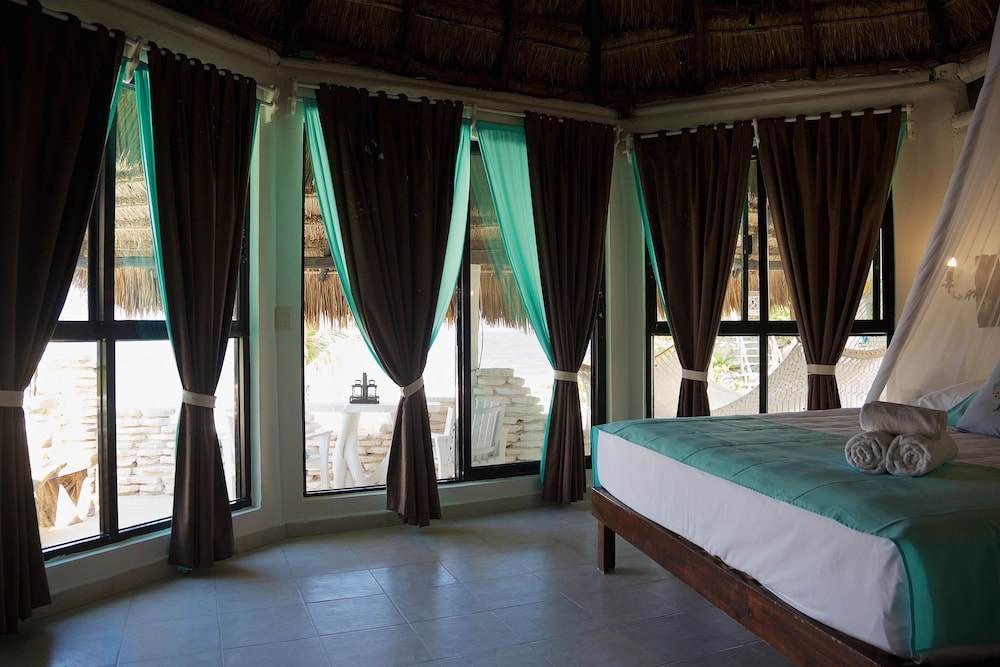 Royal Room, 1 King Bed, Oceanfront - Photo 2