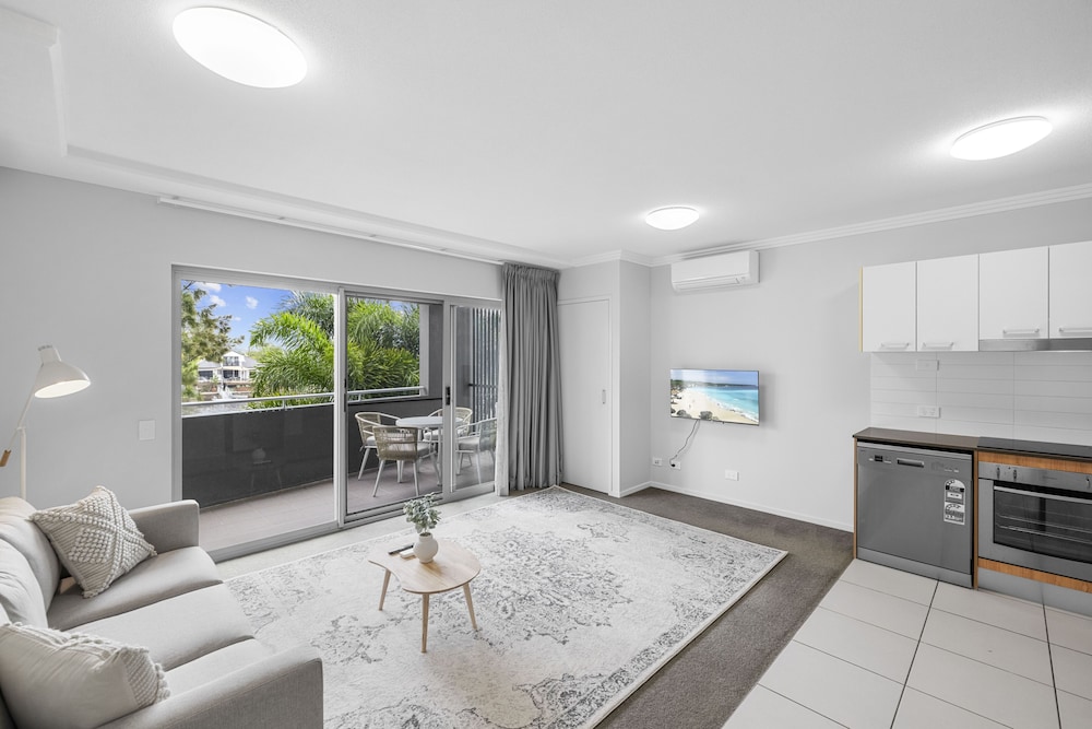 1 Bedroom Apartment on Broadwater photo 1