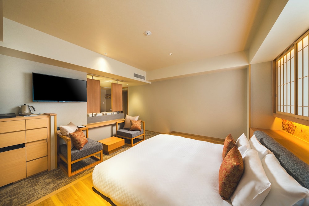 Deluxe Room, 1 King Bed, Non Smoking, Bathtub - Photo 2