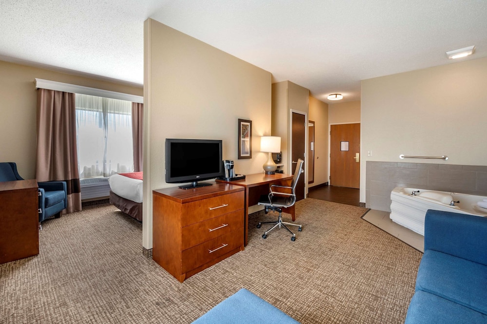 Suite, 1 Queen Bed with Sofa bed, Non Smoking - Photo 5